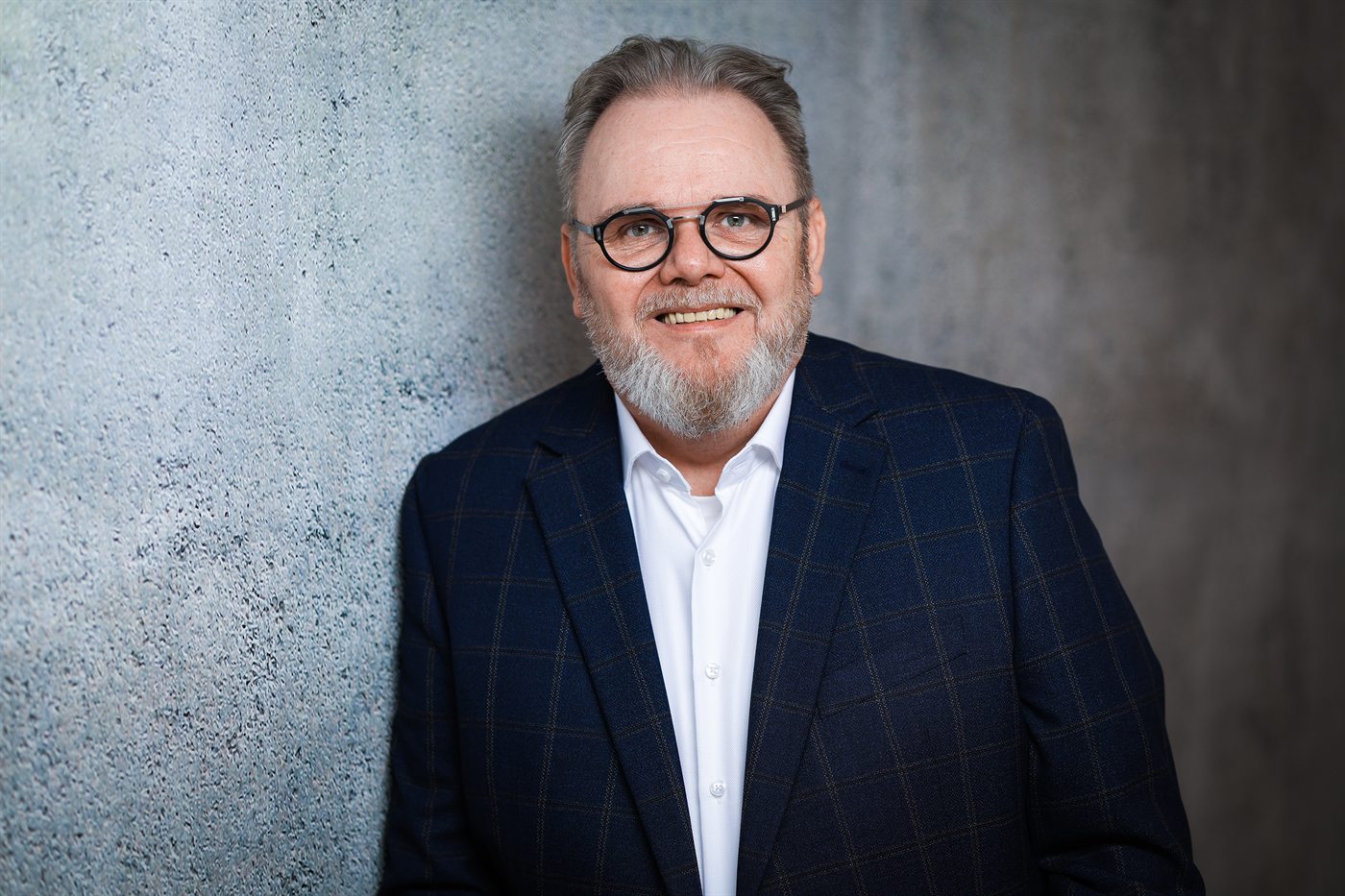 Lothar Dornieden in front of a grey wall